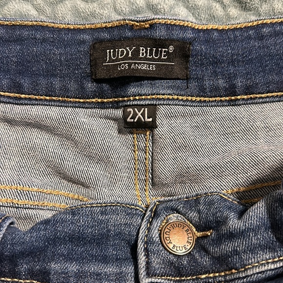 Judy Blue shorts - Picture 2 of 3